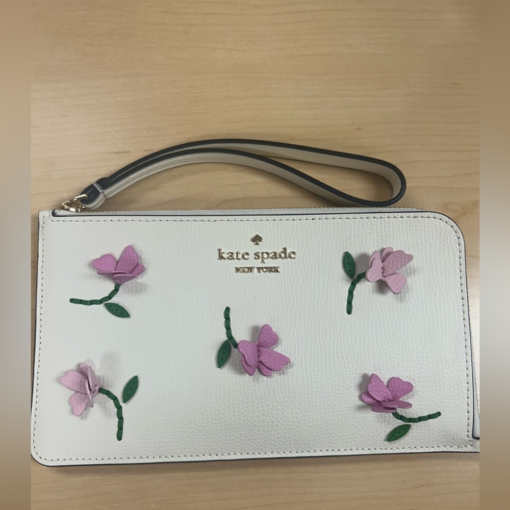 kate spade! $179 MSRP Lucy 3D Flower Appliqué Medium L-Zip Wristlet